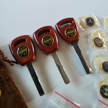 Load image into Gallery viewer, Momo Wooden Look Key Set

