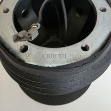 Load image into Gallery viewer, Momo Hub Mercedes Benz L6004
